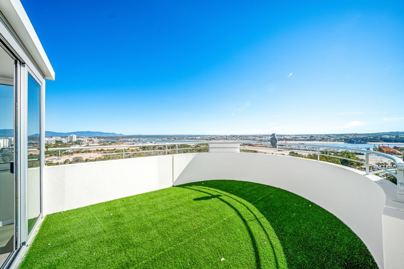 Renovated 2-bedroom Penthouse for sale in Portimão, Algarve, Portugal_392383