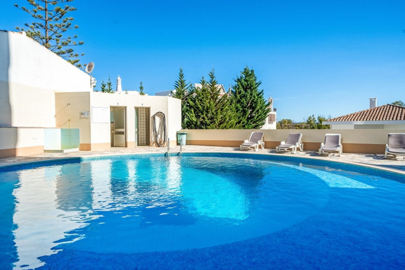 Renovated 2-bedroom Penthouse for sale in Portimão, Algarve, Portugal_392384