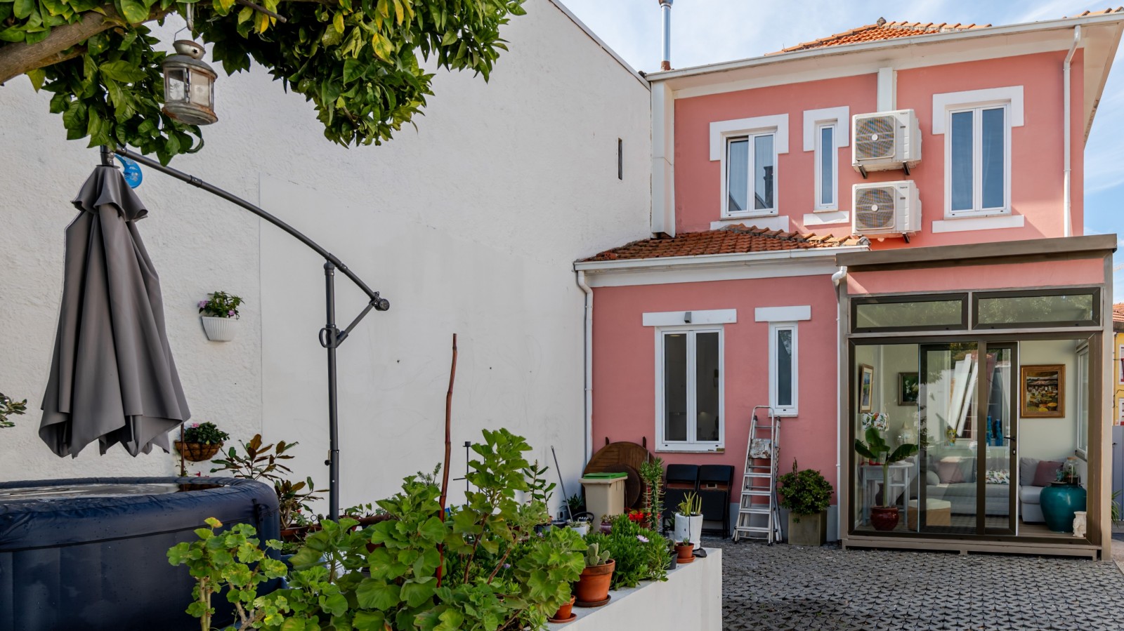 Classic three bedroom house with a patio and garden in Porto, Portugal_393361