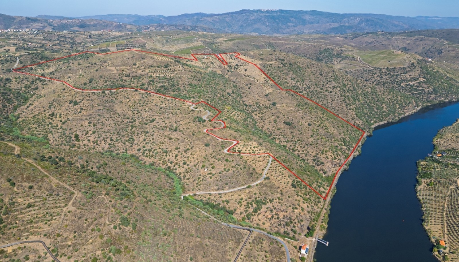 Finca situada en el casco histórico de Foz Côa, en el valle del Duero, Portugal_393451
