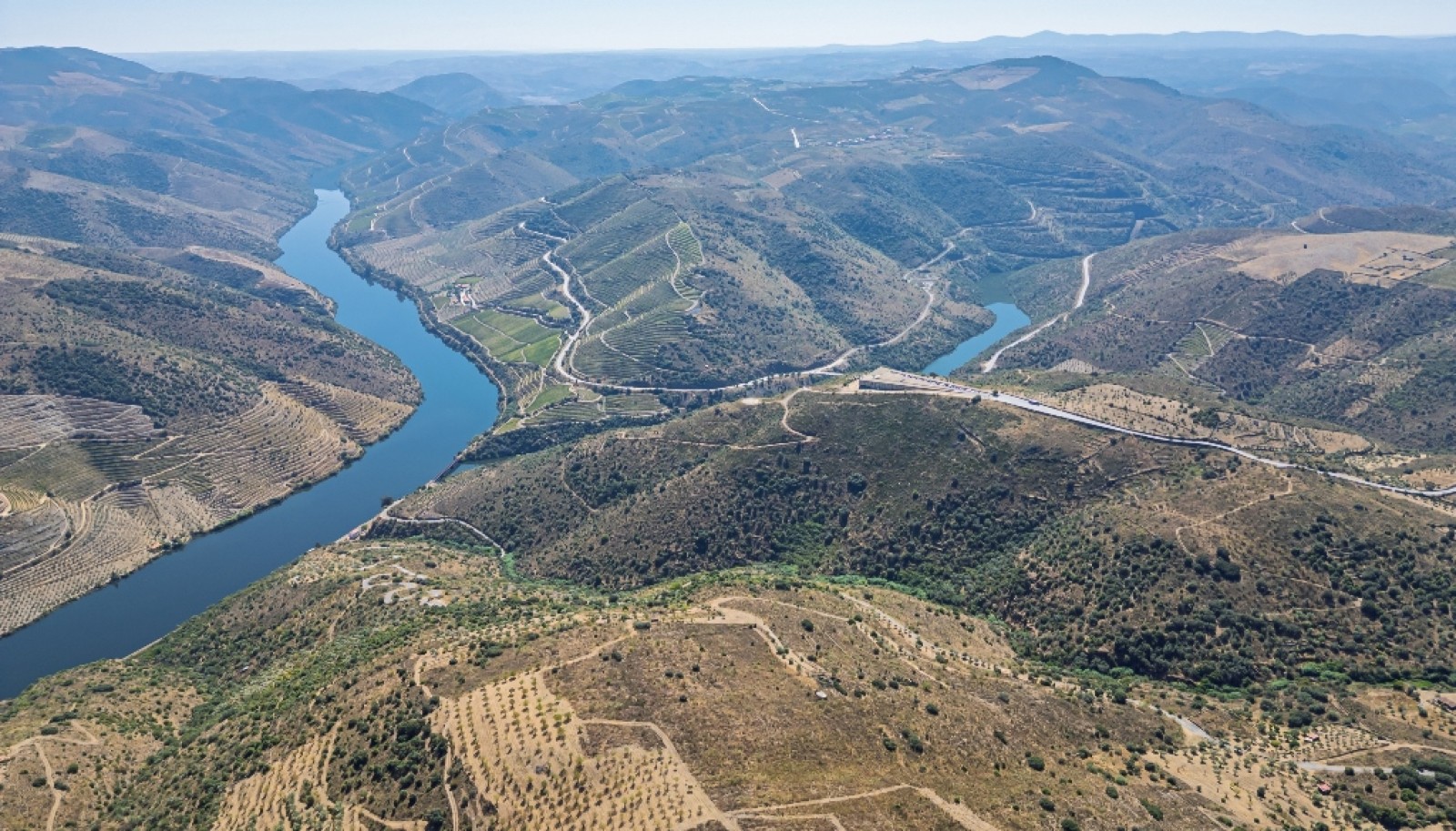 Finca situada en el casco histórico de Foz Côa, en el valle del Duero, Portugal_393519