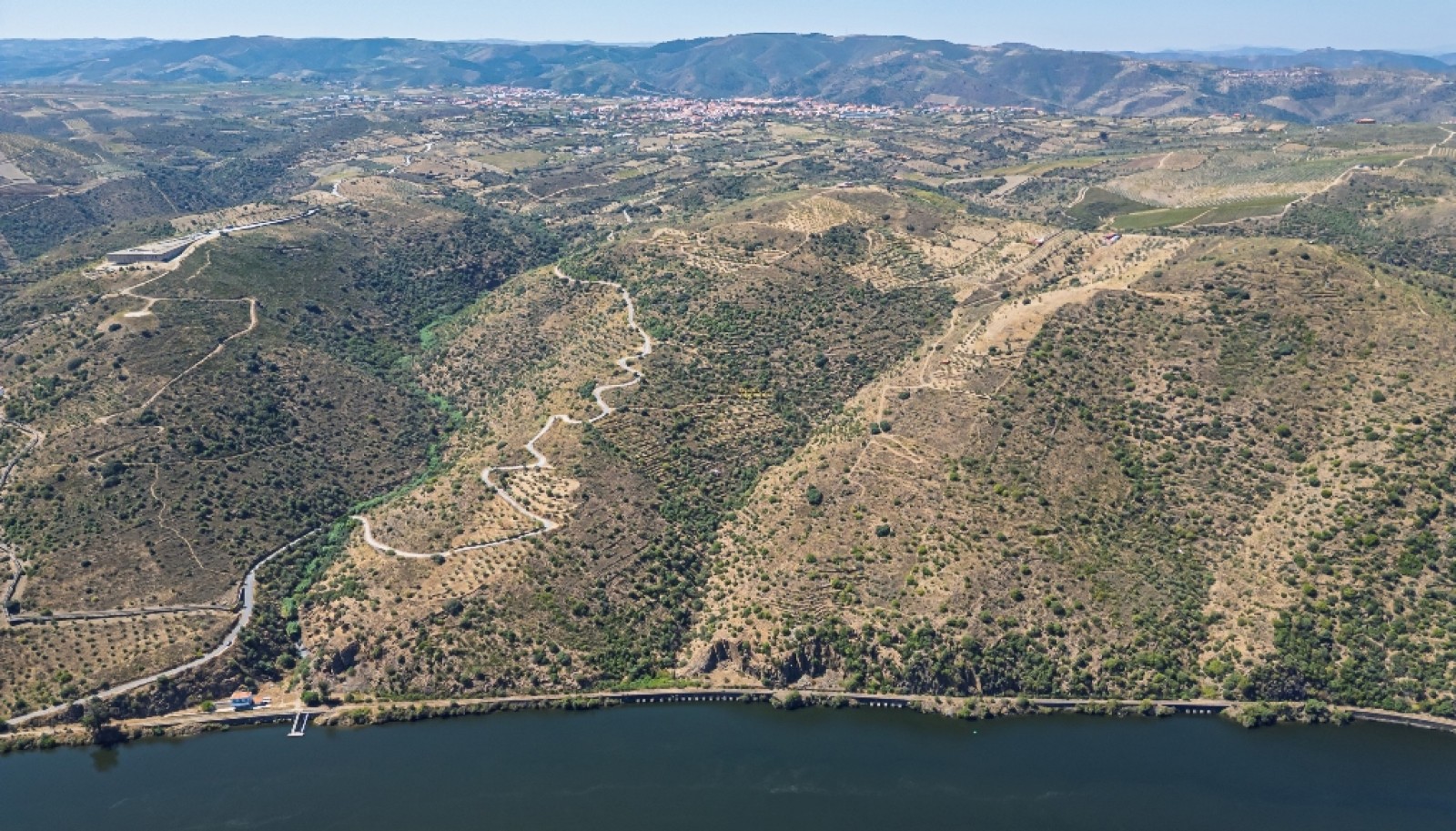 Finca situada en el casco histórico de Foz Côa, en el valle del Duero, Portugal_393520