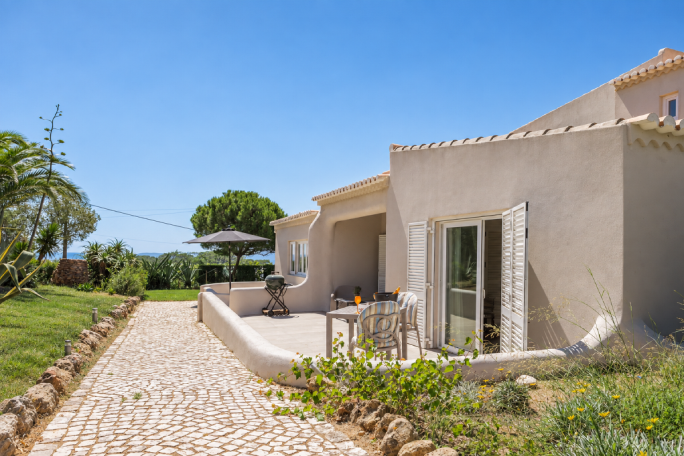 Anwesen mit Blick auf die Berge und das Meer an der Algarve, Portugal_393565
