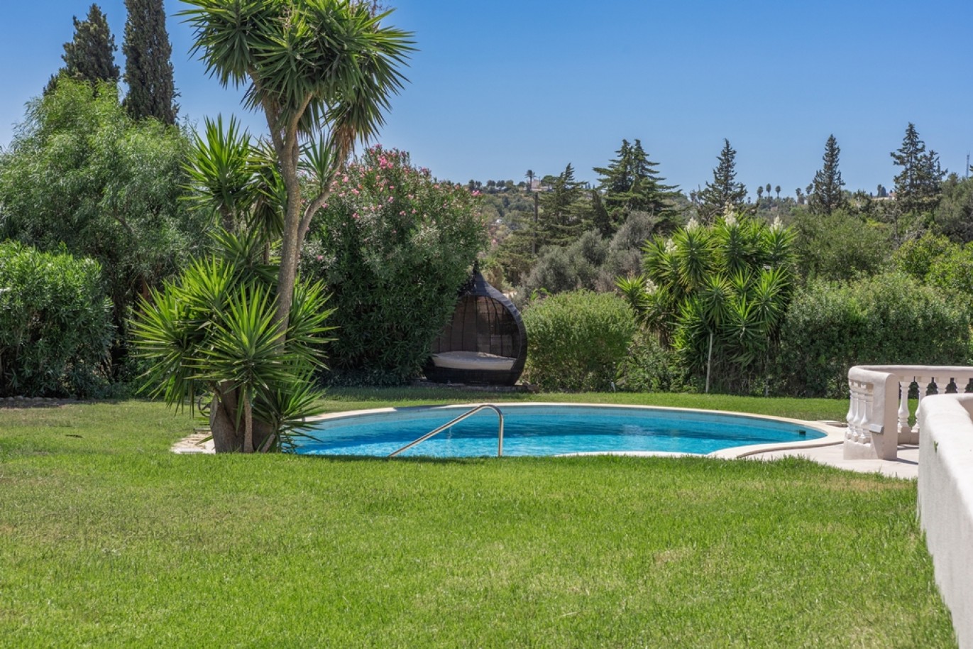 Anwesen mit Blick auf die Berge und das Meer an der Algarve, Portugal_393566