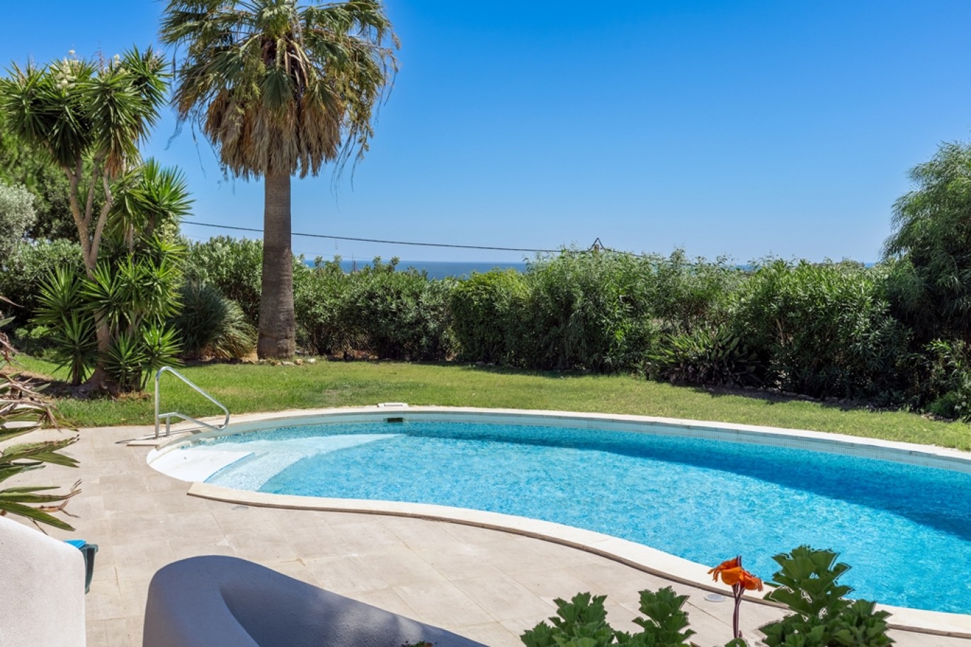 Anwesen mit Blick auf die Berge und das Meer an der Algarve, Portugal_393569