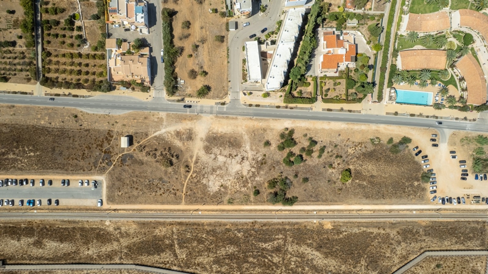 Terreno em primeira linha à venda na Meia Praia, Lagos, Algarve_393610