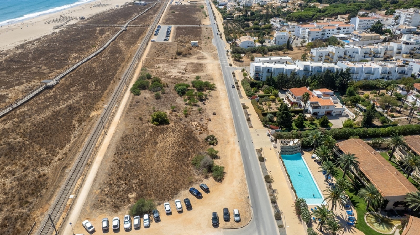 Terreno em primeira linha à venda na Meia Praia, Lagos, Algarve_393616