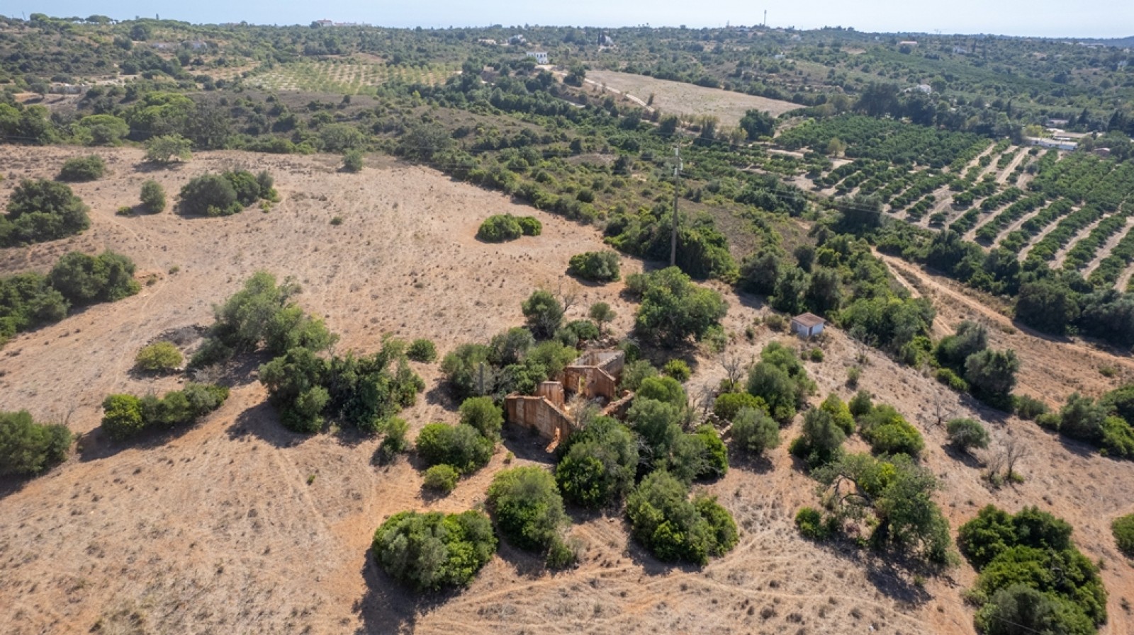 Prometedor terreno con ruinas en venta en Lagoa, Algarve, Portugal_393629