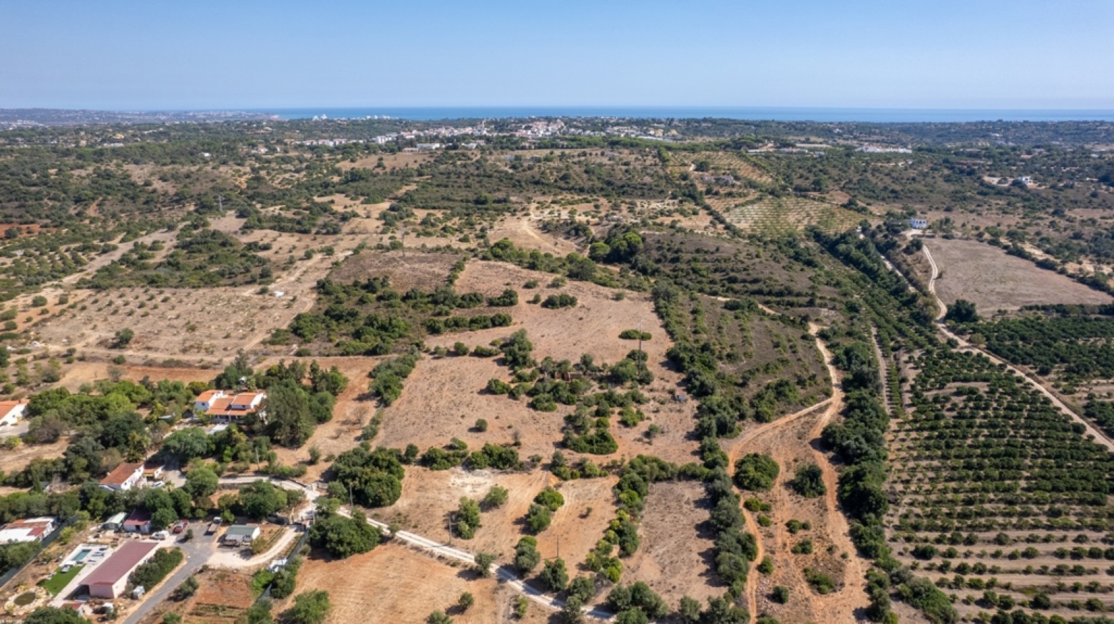 Prometedor terreno con ruinas en venta en Lagoa, Algarve, Portugal_393637