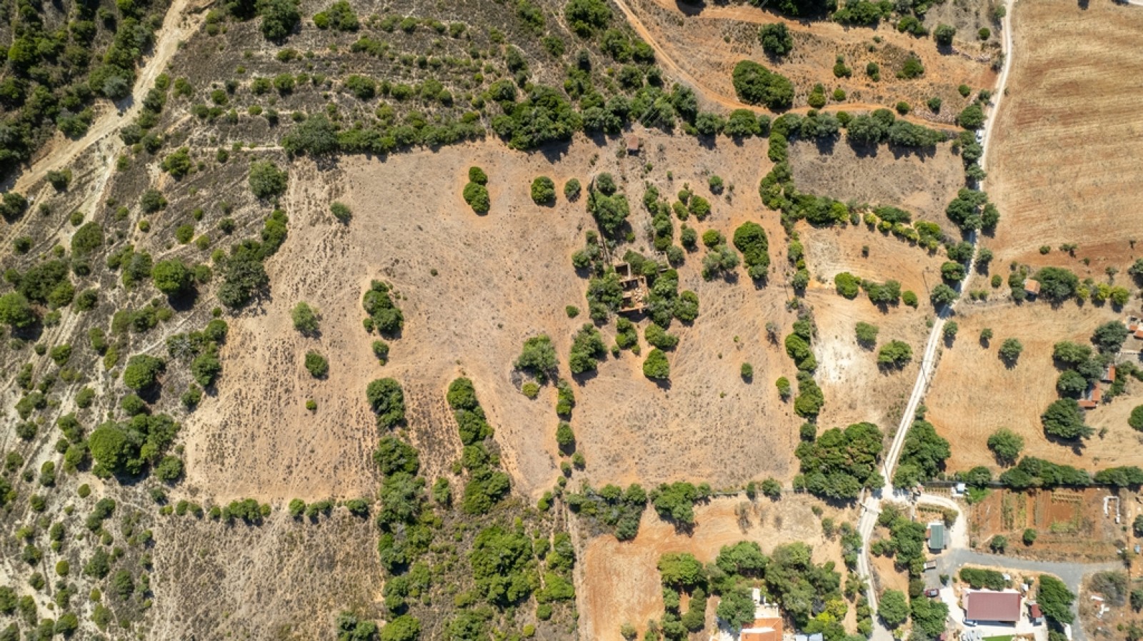 Prometedor terreno con ruinas en venta en Lagoa, Algarve, Portugal_393641