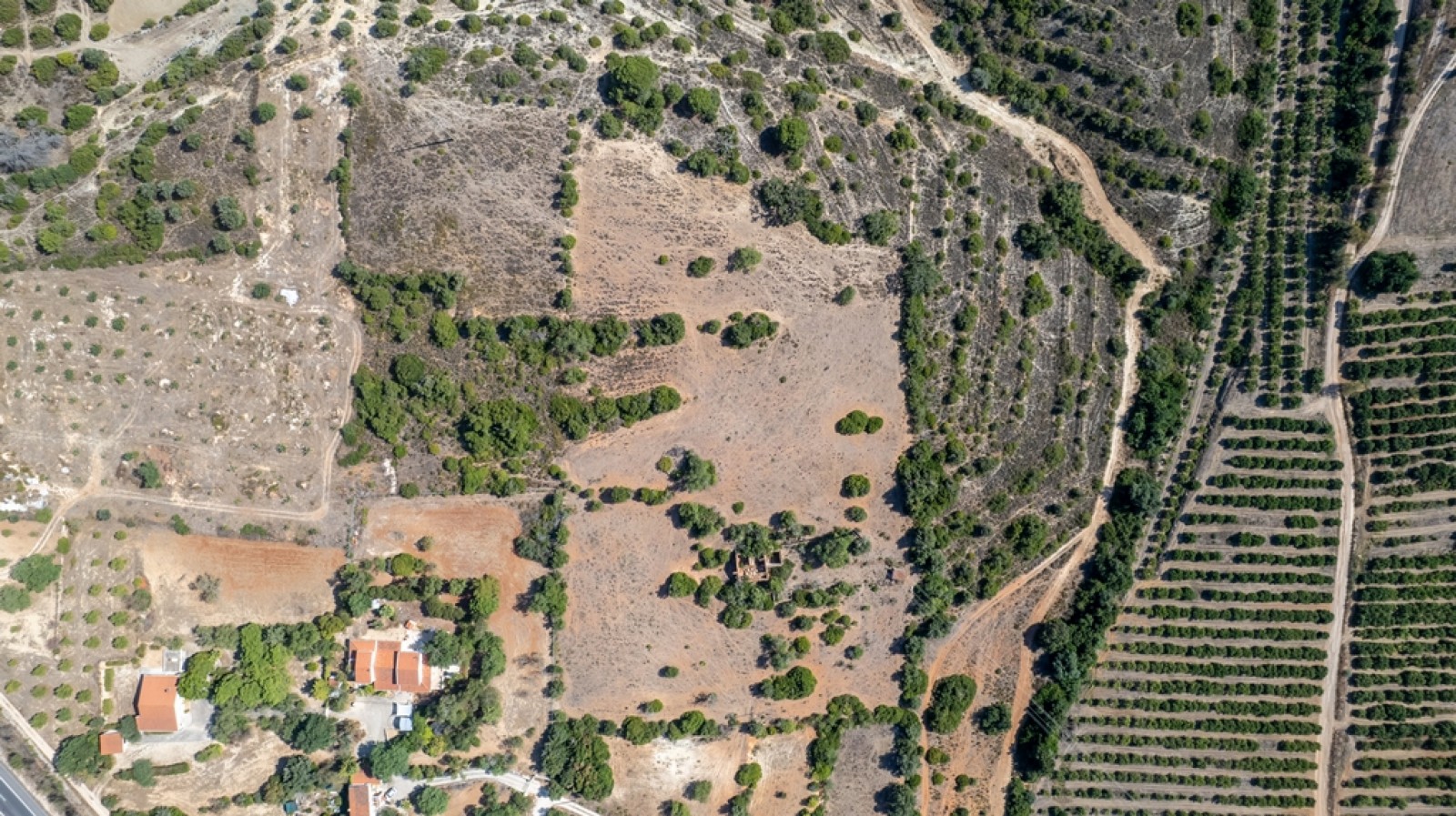 Prometedor terreno con ruinas en venta en Lagoa, Algarve, Portugal_393643