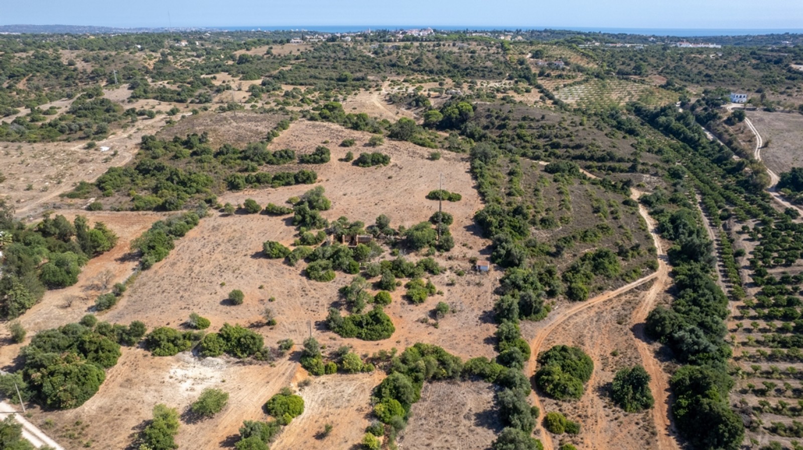Prometedor terreno con ruinas en venta en Lagoa, Algarve, Portugal_393644