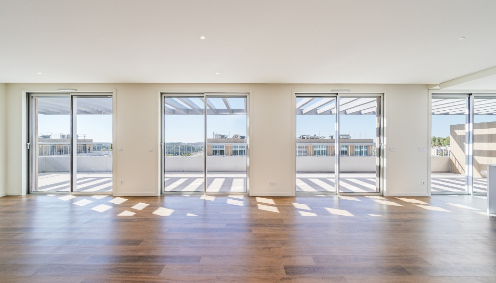 Piso de 4 habitaciones con terraza y amplias vistas en Maia, Portugal_395232