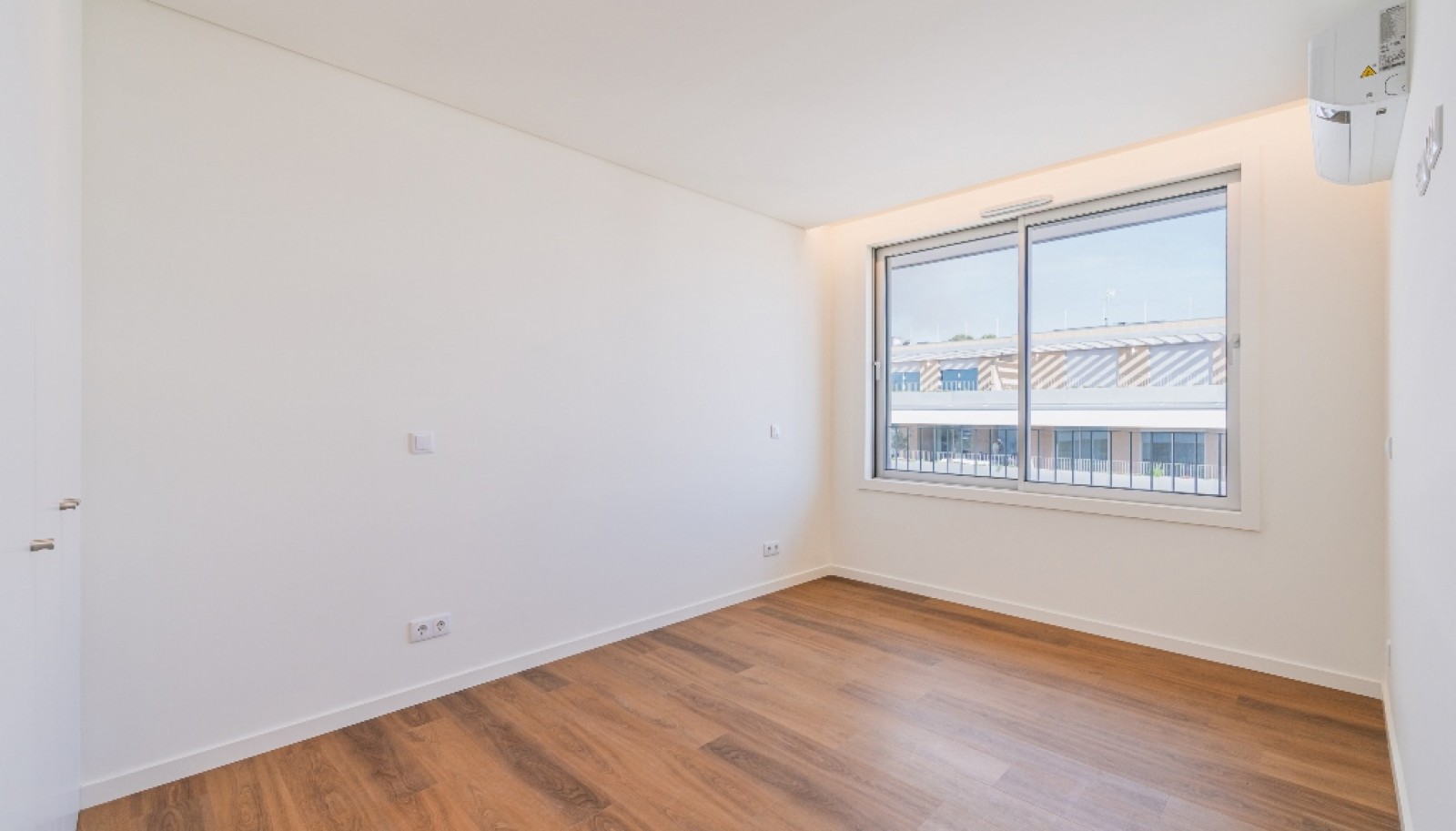 Piso de 4 habitaciones con terraza y amplias vistas en Maia, Portugal_395239