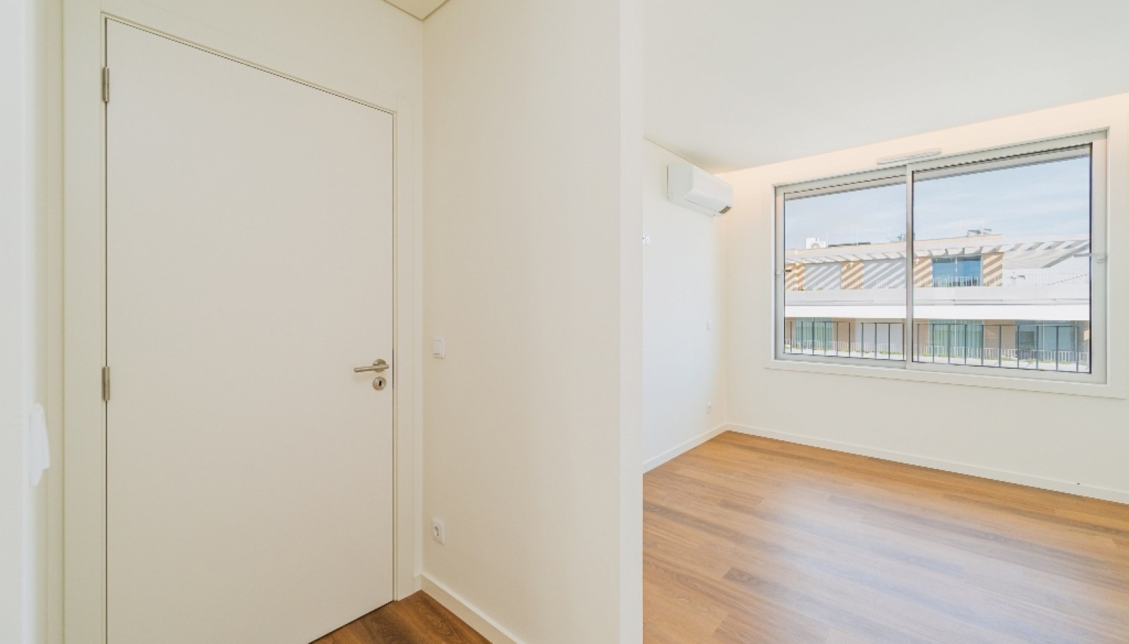 Piso de 4 habitaciones con terraza y amplias vistas en Maia, Portugal_395252