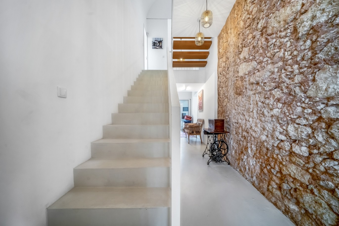 Contemporary 5-Bedroom House in Faro, Algarve, Portugal_396315