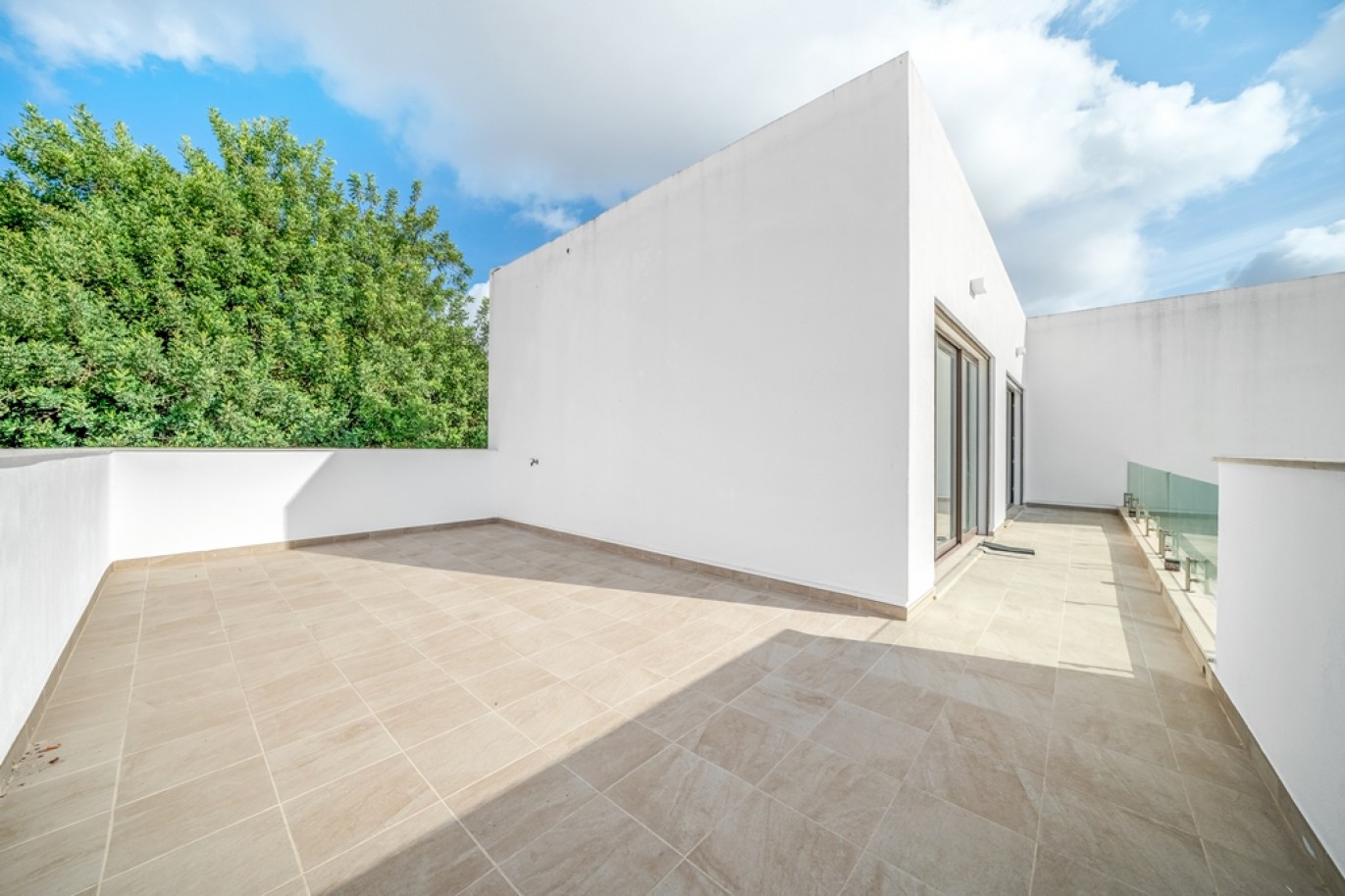 Contemporary 4-Bedroom House with Pool in Monte Canelas, Portimão, Portugal_398811