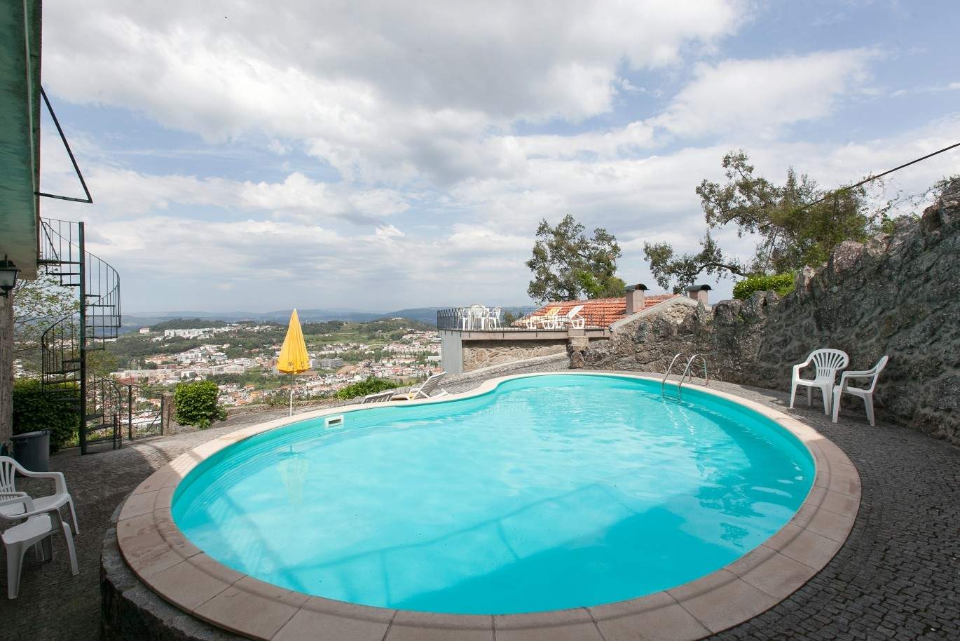 Villa mit Garten, See und Aussicht über Braga, Portugal_57125