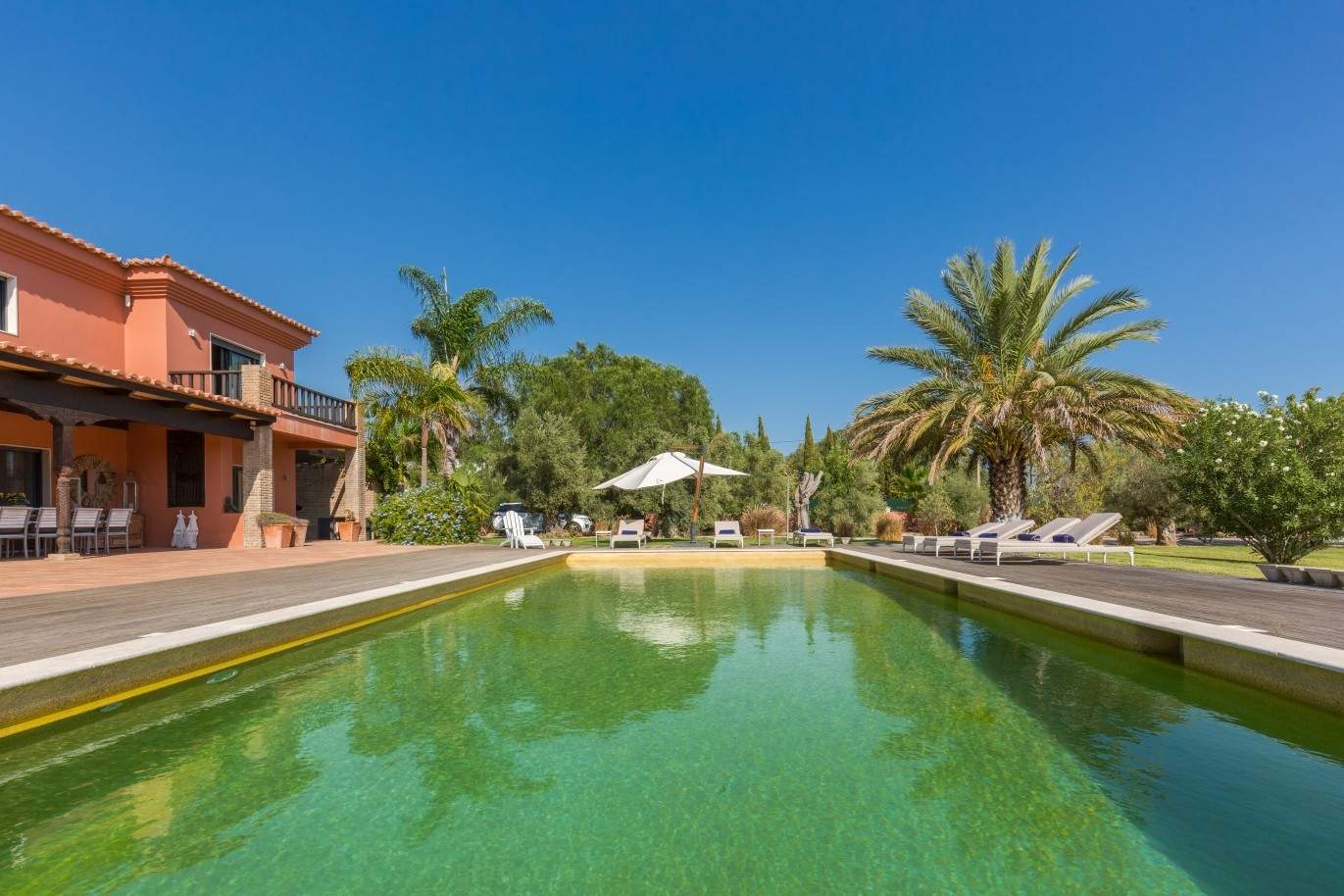 Venda de luxuosa moradia com piscina, perto do mar, Quarteira, Algarve_67359