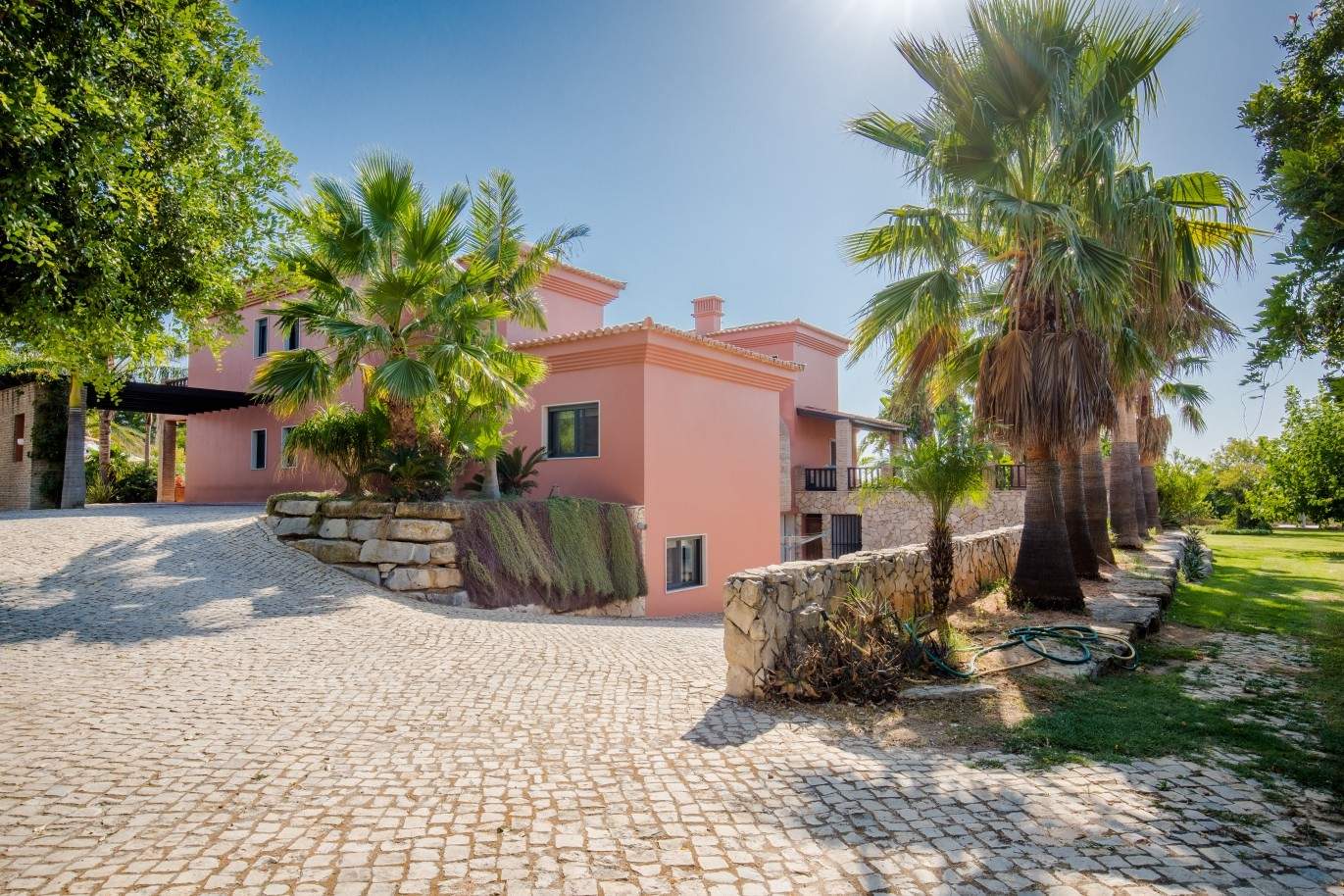 Venda de luxuosa moradia com piscina, perto do mar, Quarteira, Algarve_67364
