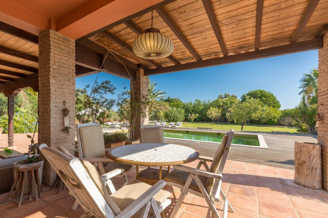 Venda de luxuosa moradia com piscina, perto do mar, Quarteira, Algarve_67367