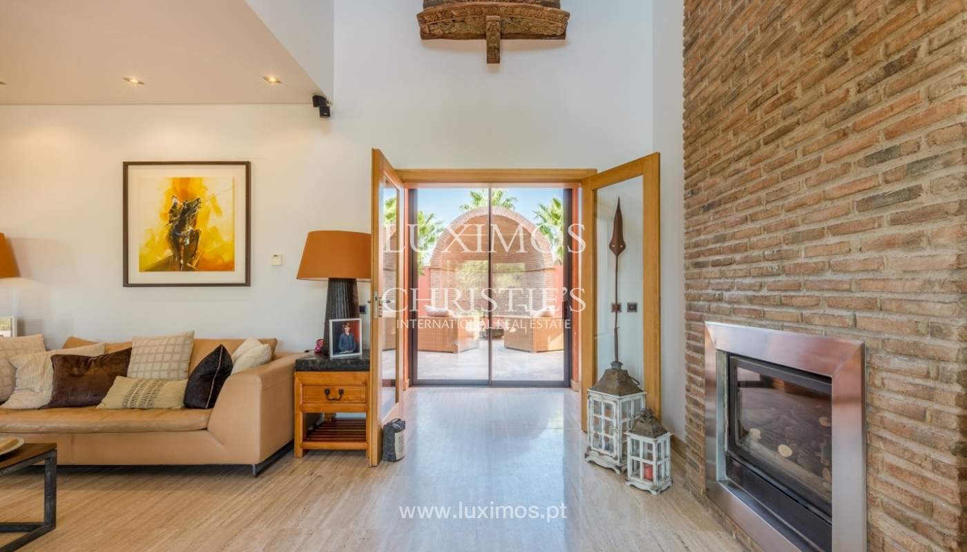 Venda de luxuosa moradia com piscina, perto do mar, Quarteira, Algarve_67373