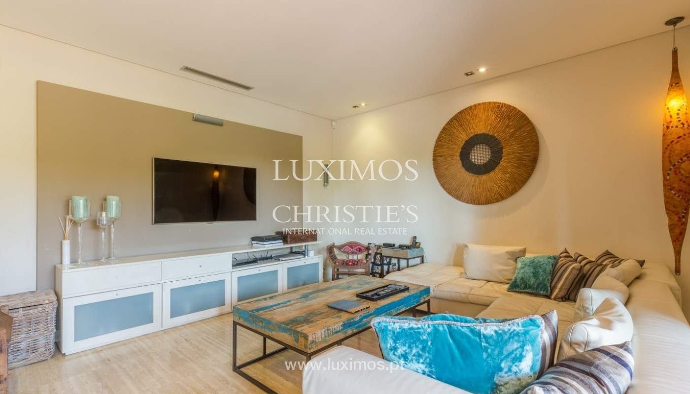 Venda de luxuosa moradia com piscina, perto do mar, Quarteira, Algarve_67374