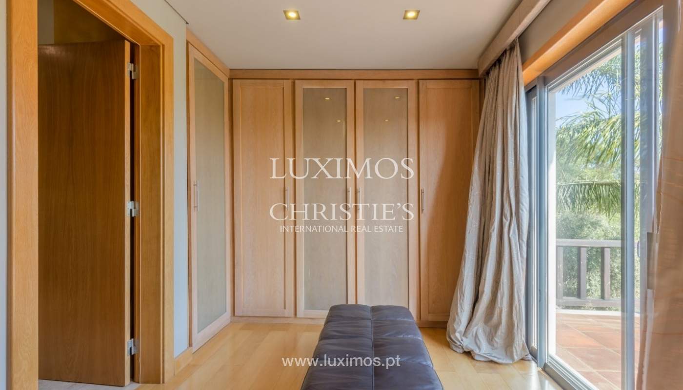 Venda de luxuosa moradia com piscina, perto do mar, Quarteira, Algarve_67384