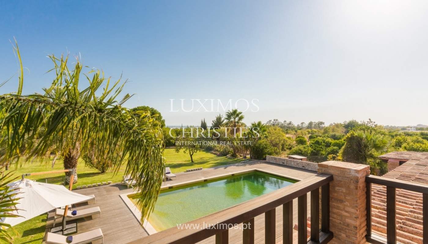 Venda de luxuosa moradia com piscina, perto do mar, Quarteira, Algarve_67387