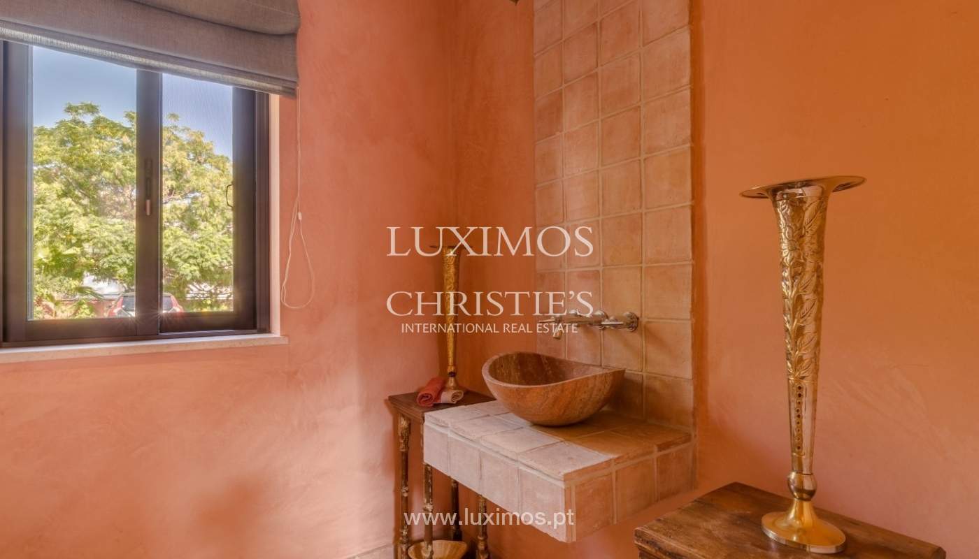 Venda de luxuosa moradia com piscina, perto do mar, Quarteira, Algarve_67397