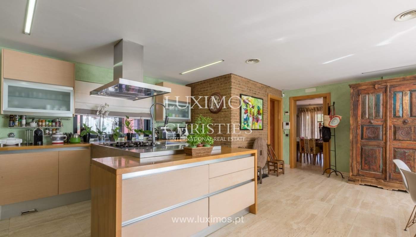 Venda de luxuosa moradia com piscina, perto do mar, Quarteira, Algarve_72351