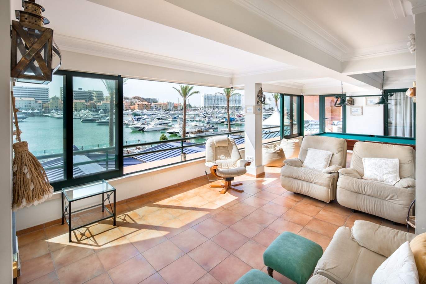 luxus-apartment-pool-und-blick-auf-die-marina-von-vilamoura-algarve-portugal