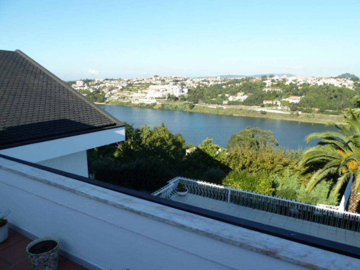 Villa mit Blick auf den Fluss, Oliveira do Douro, Porto, Portugal _82175