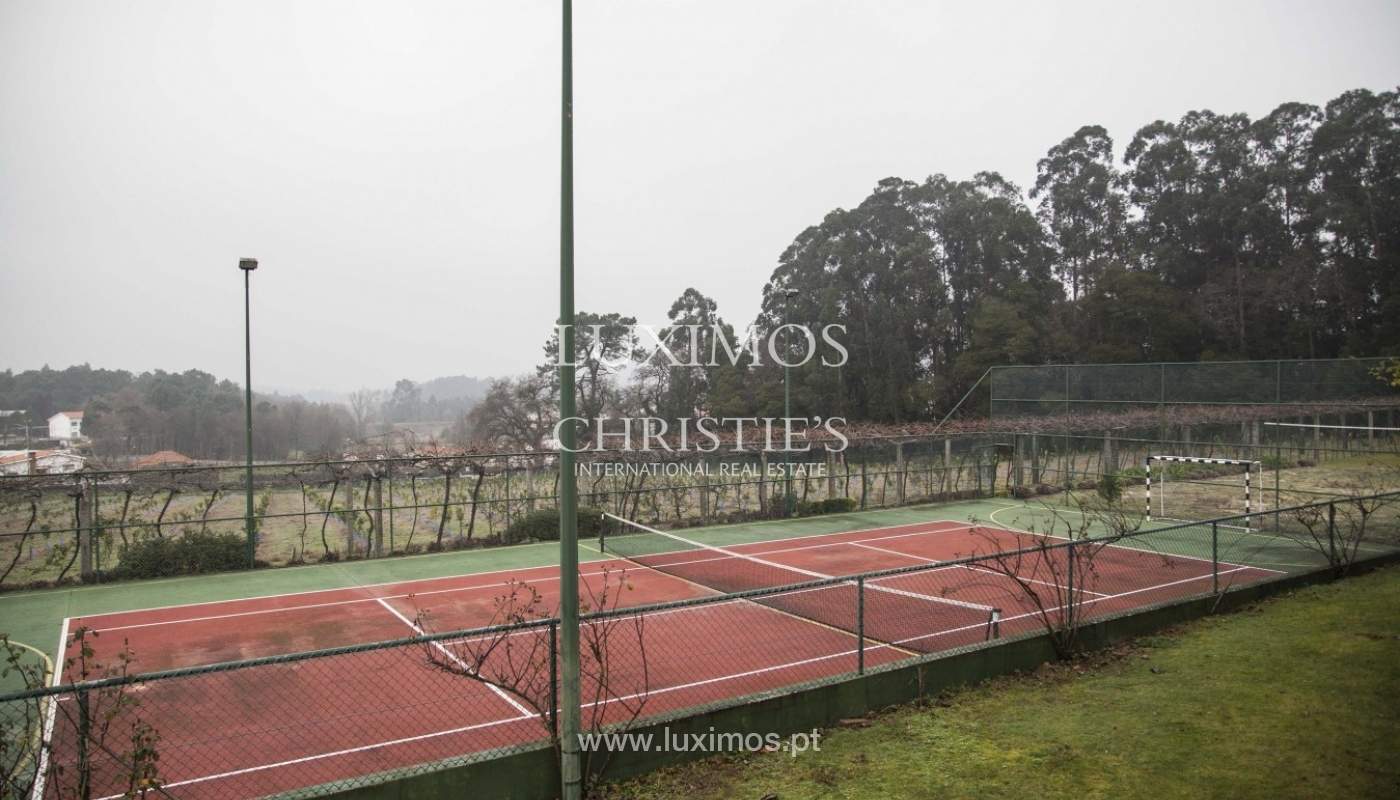 Bauernhaus mit swimming-pool, Tennisplatz und den Boden auf die Wand, den Hafen_8324