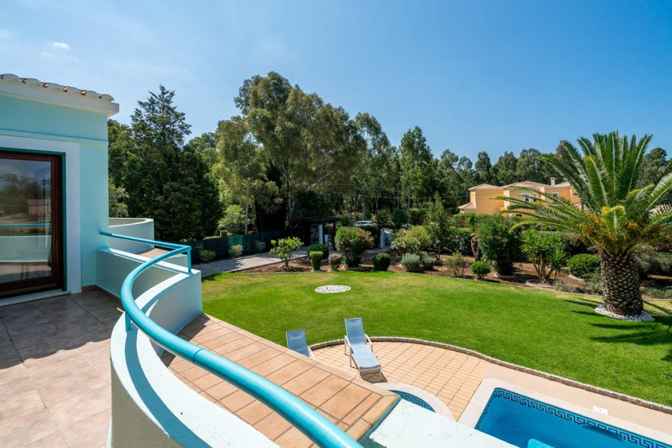 Sale of villa with garden and pool in Penina, Alvor, Algarve, Portugal_83404
