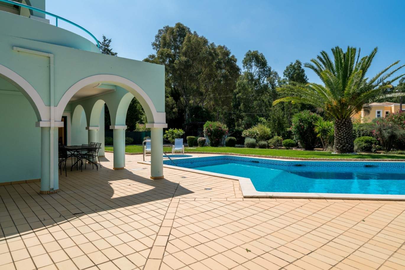 Venda de moradia com piscina e jardim na Penina, Alvor, Algarve_83412