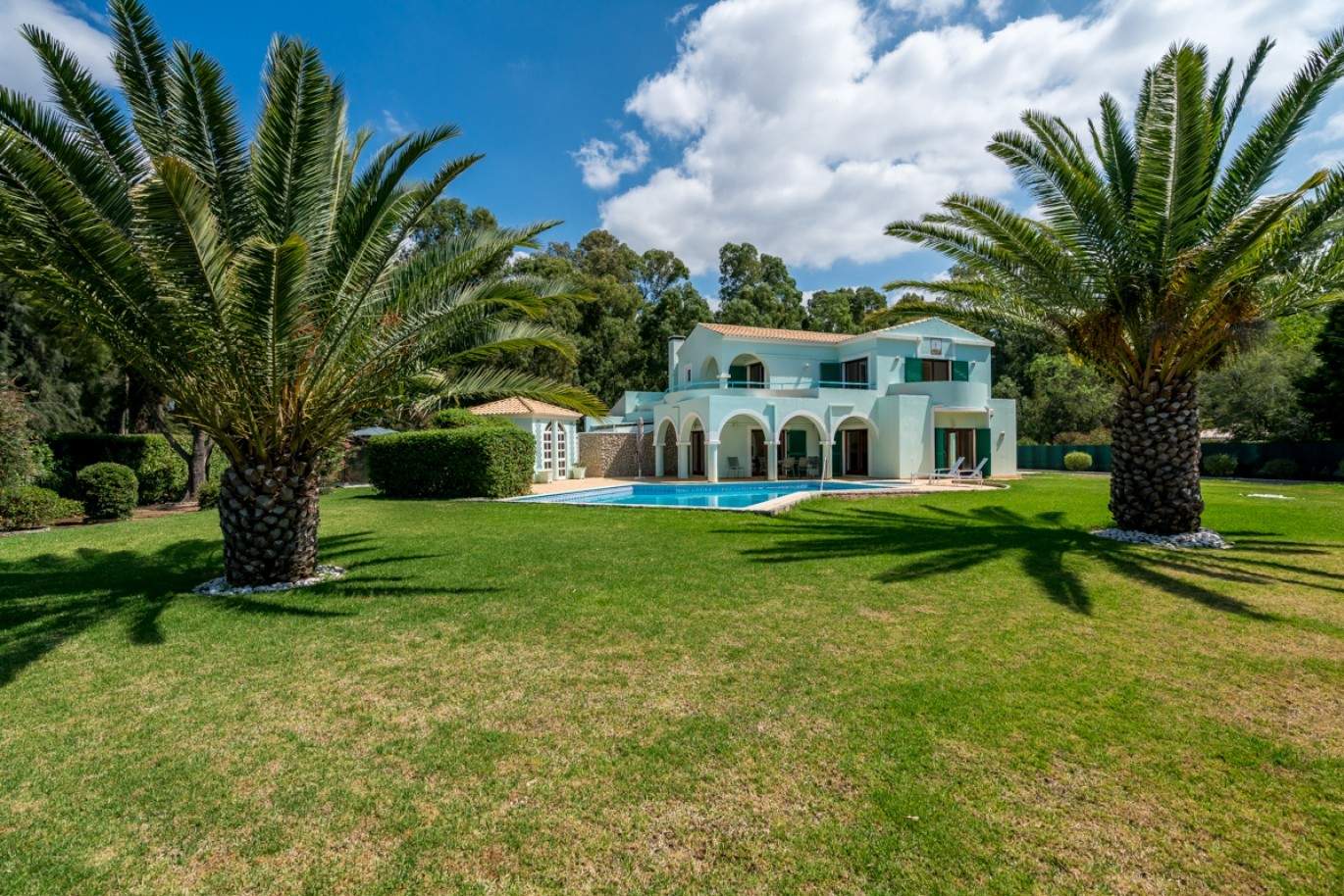 Sale of villa with garden and pool in Penina, Alvor, Algarve, Portugal_83416