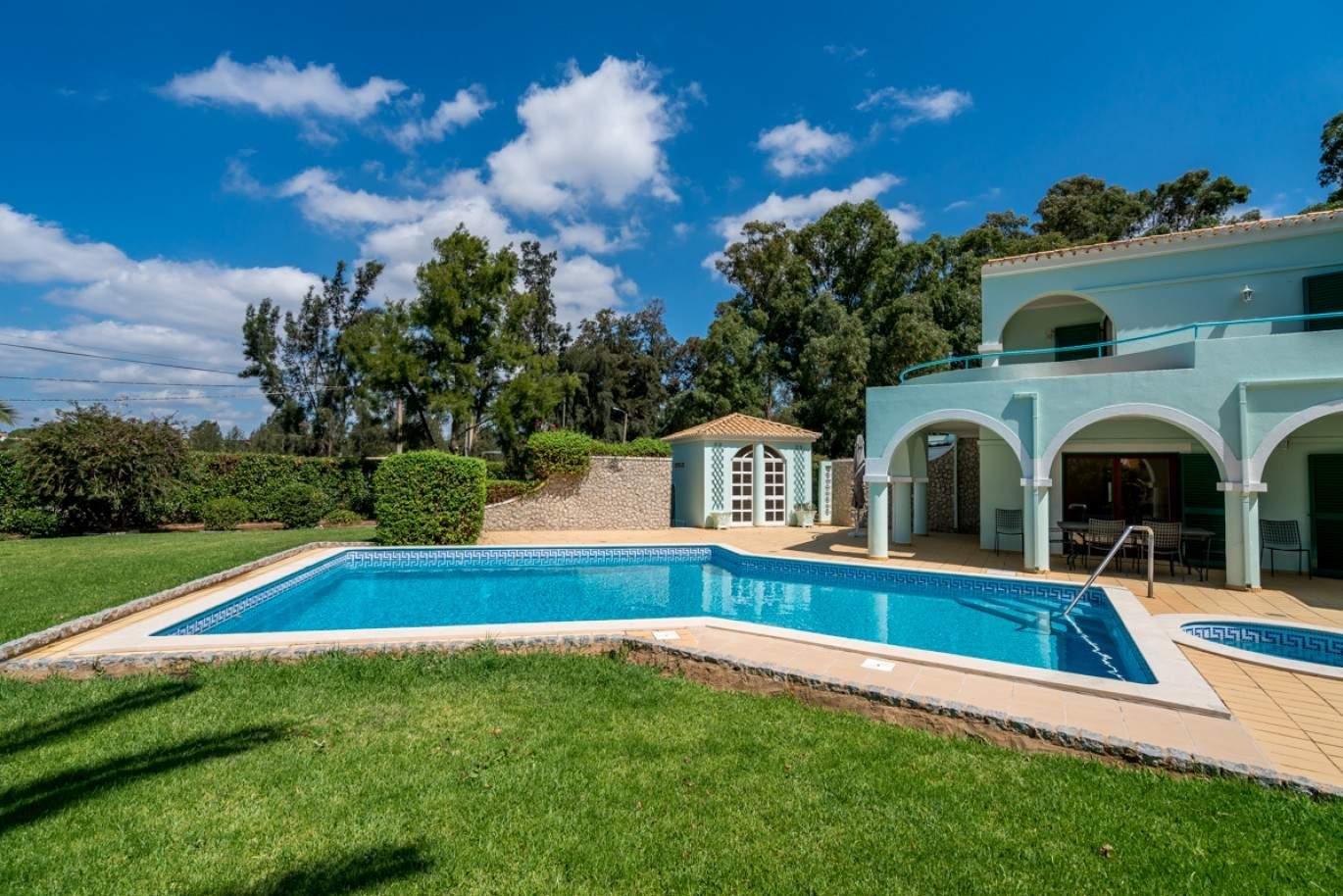 Venda de moradia com piscina e jardim na Penina, Alvor, Algarve_83421
