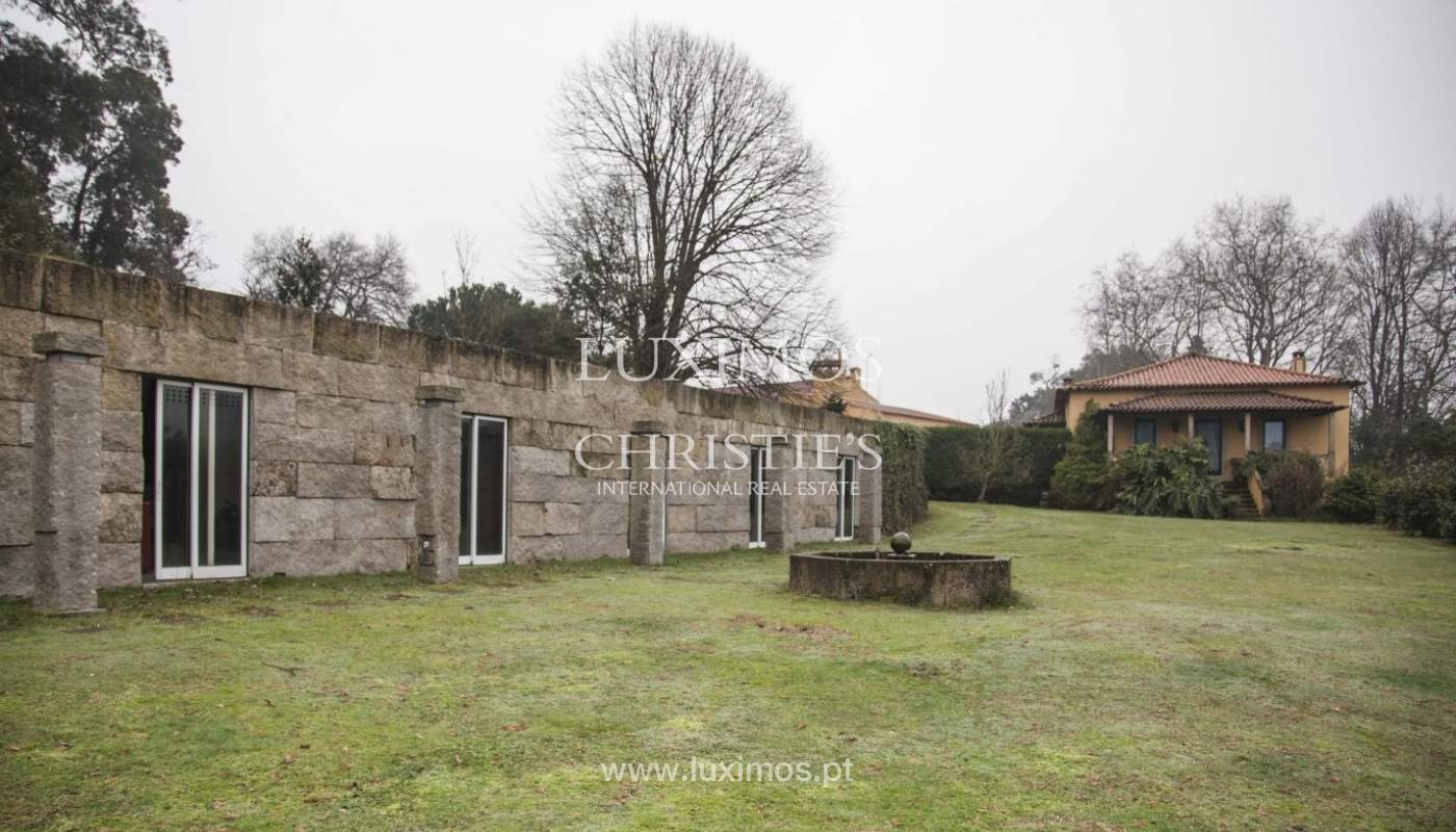 Bauernhaus mit swimming-pool, Tennisplatz und den Boden auf die Wand, den Hafen_8347