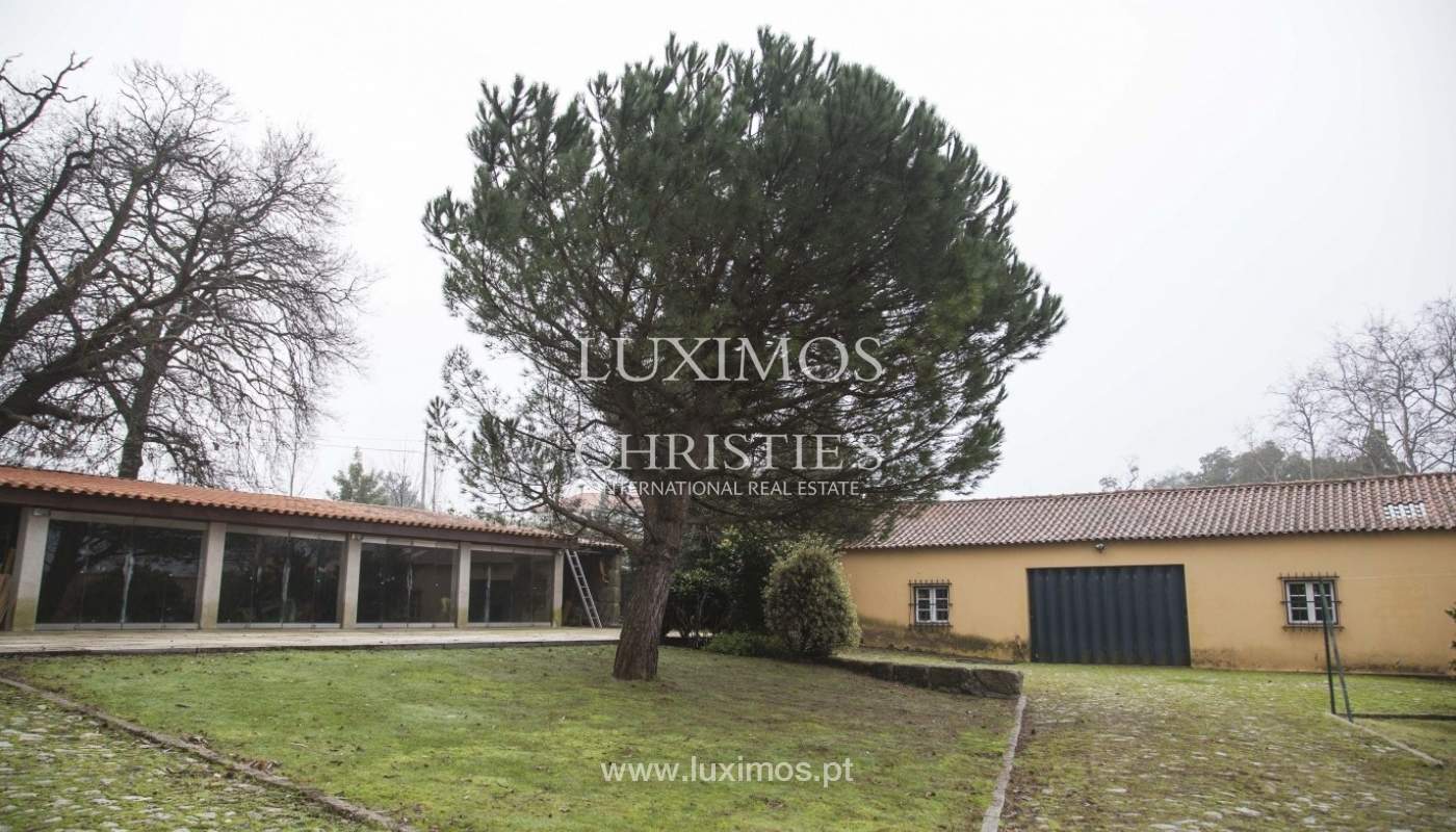 Bauernhaus mit swimming-pool, Tennisplatz und den Boden auf die Wand, den Hafen_8353