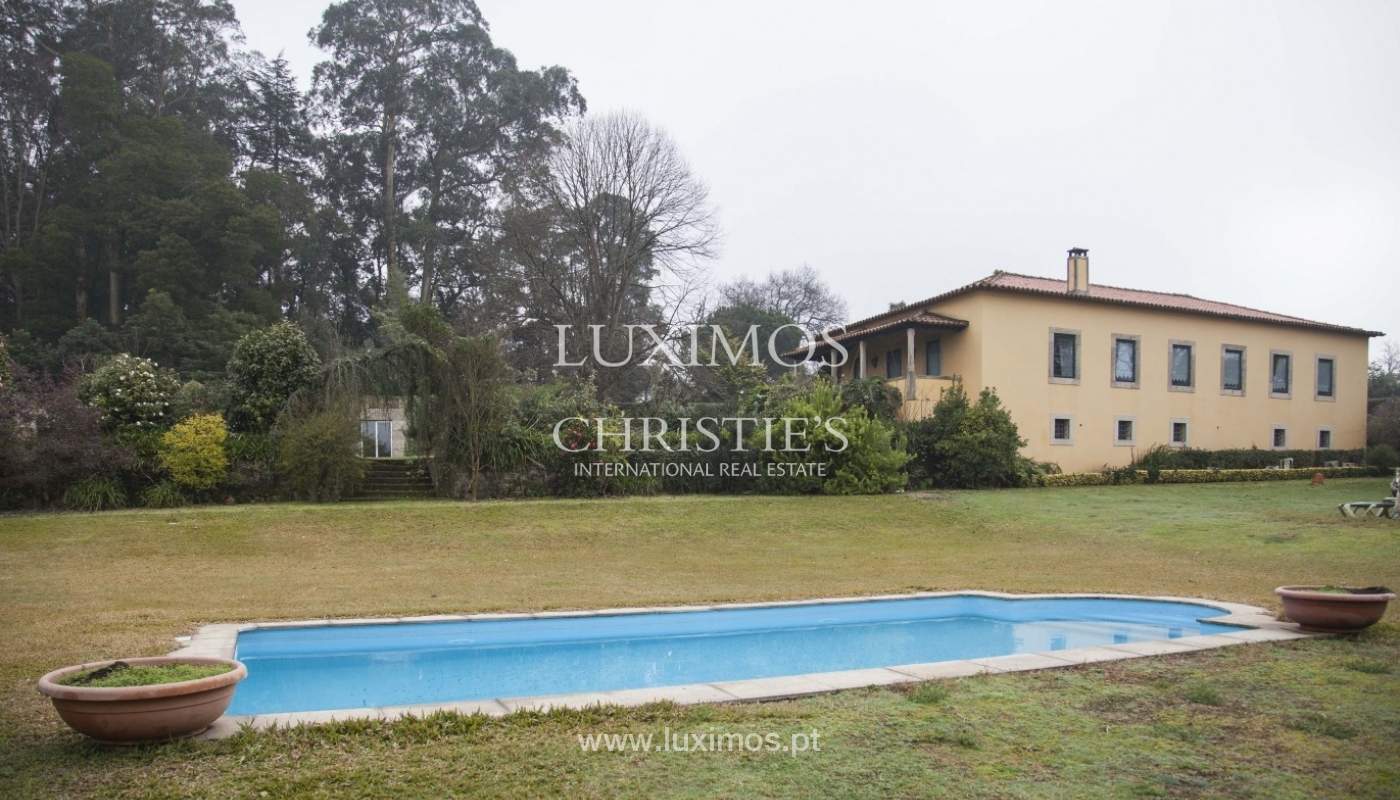 Bauernhaus mit swimming-pool, Tennisplatz und den Boden auf die Wand, den Hafen_8356
