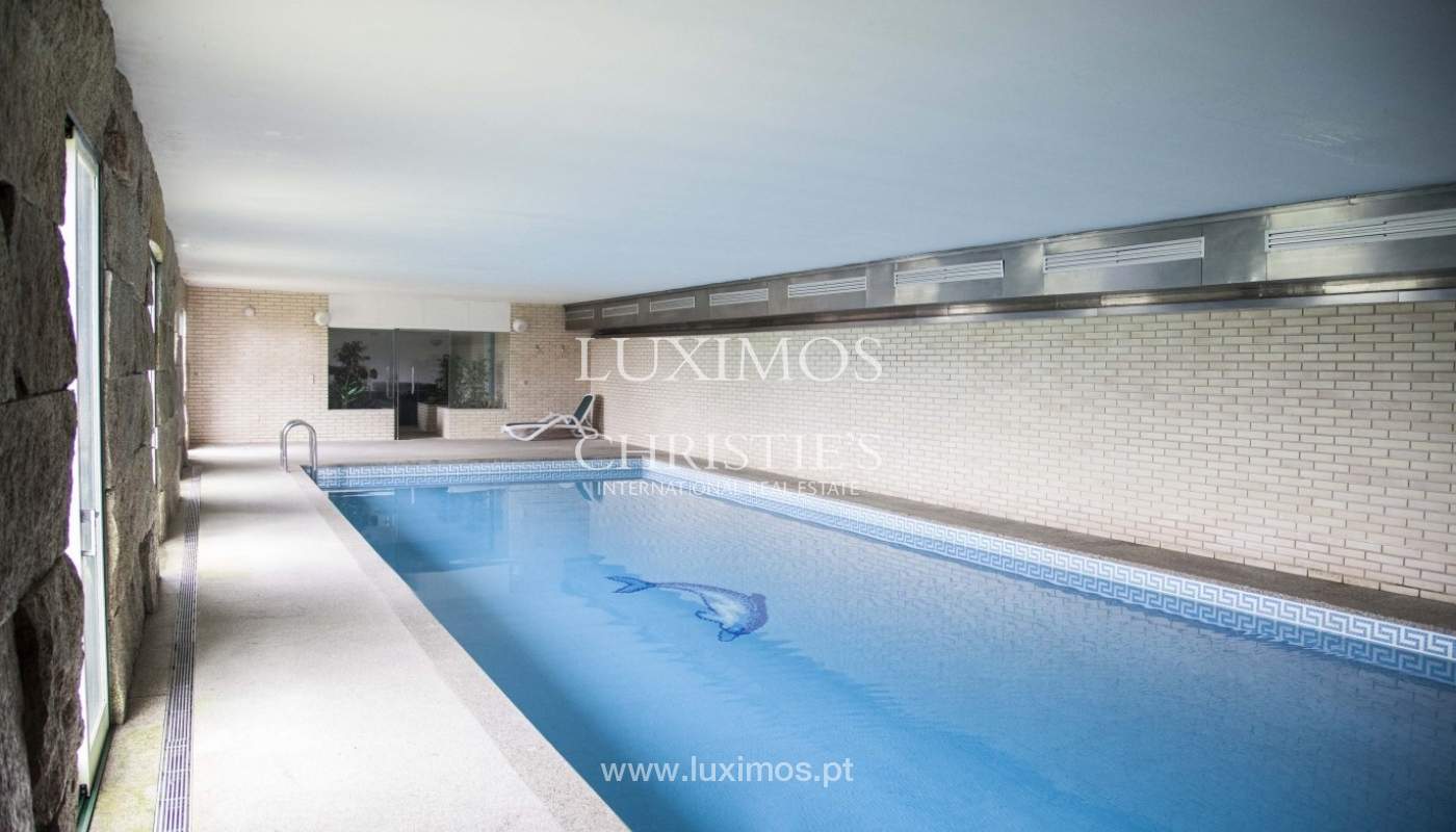 Bauernhaus mit swimming-pool, Tennisplatz und den Boden auf die Wand, den Hafen_8359