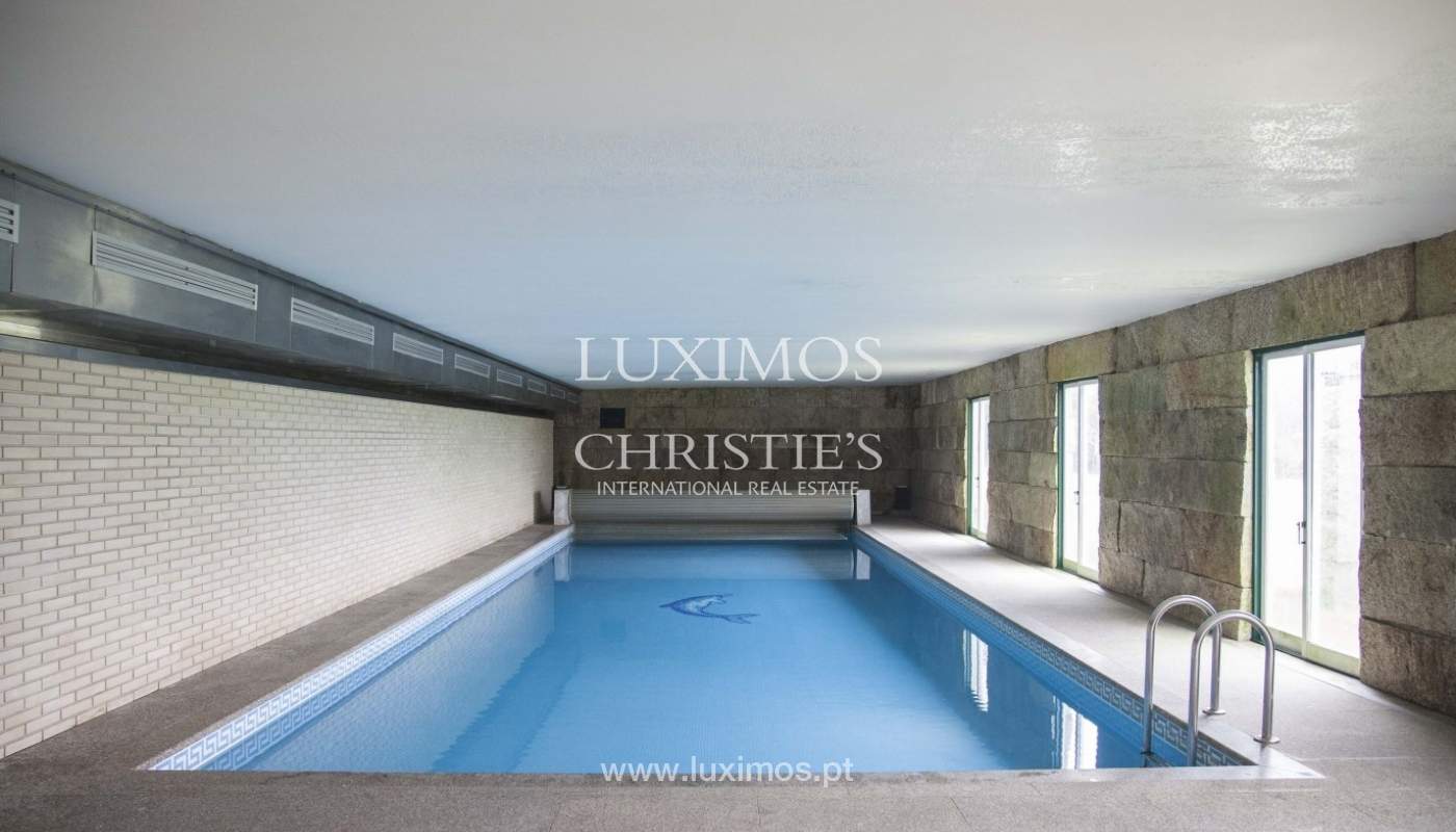 Bauernhaus mit swimming-pool, Tennisplatz und den Boden auf die Wand, den Hafen_8362