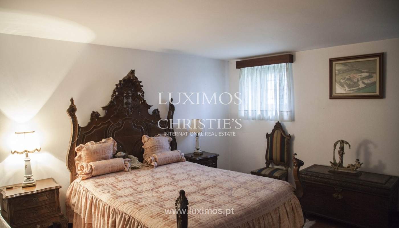 Bauernhaus mit swimming-pool, Tennisplatz und den Boden auf die Wand, den Hafen_8371