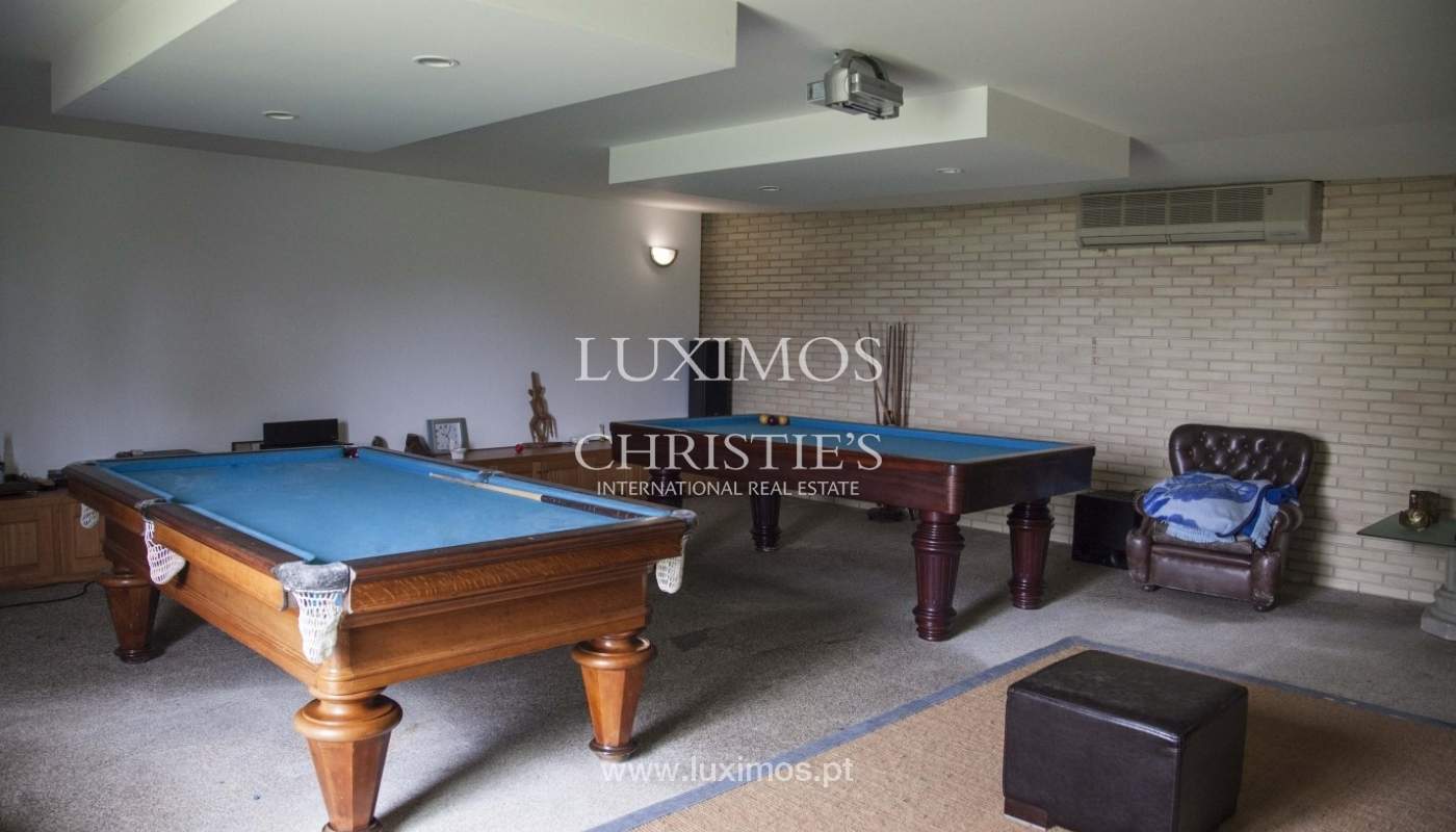 Bauernhaus mit swimming-pool, Tennisplatz und den Boden auf die Wand, den Hafen_8391