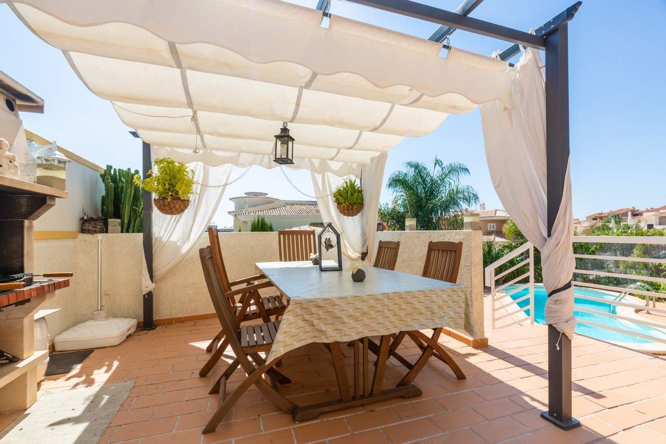 villa-with-pool-in-residential-area-albufeira