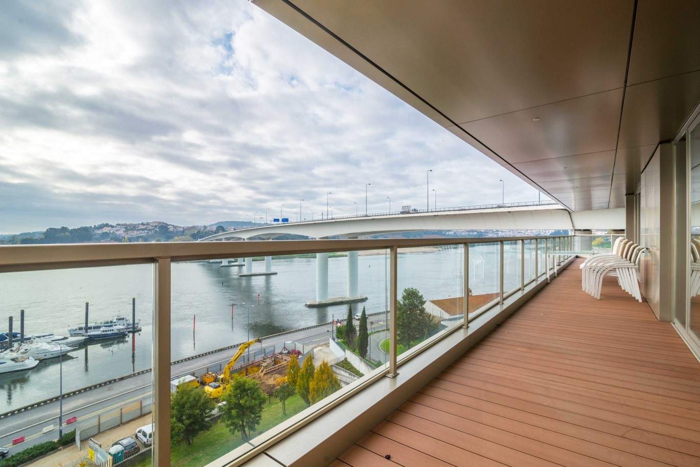 Luxus und moderne Wohnung mit Blick auf den Fluss in Porto, Portugal_91911