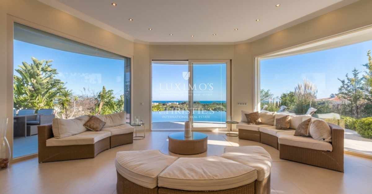 8 razões para comprar casa no luxo da praia do Carvoeiro, no Algarve