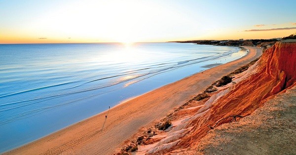 Porto é a melhor cidade de 2023, Algarve tem a 6ª melhor praia do mundo